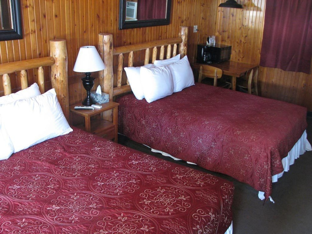 Room 7, 2 Queen Beds