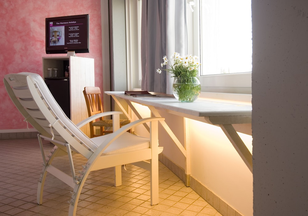 Family Room, City View thumbnail 6