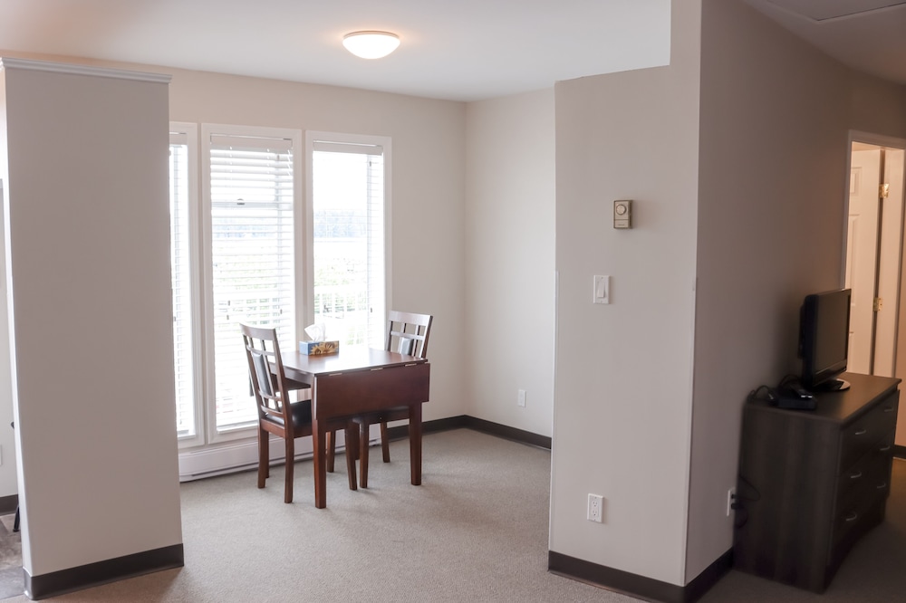 Standard Double Room, 2 Queen Beds, Refrigerator & Microwave, Marina View photo 2