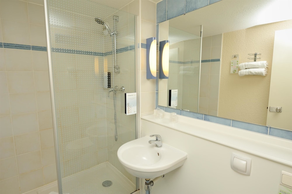Standard Room, 2 Twin Beds - Photo 9