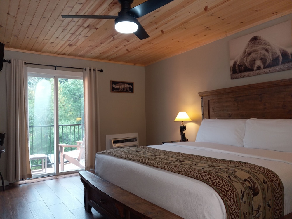 Deluxe King Room w/Balcony (Room 6) photo 1