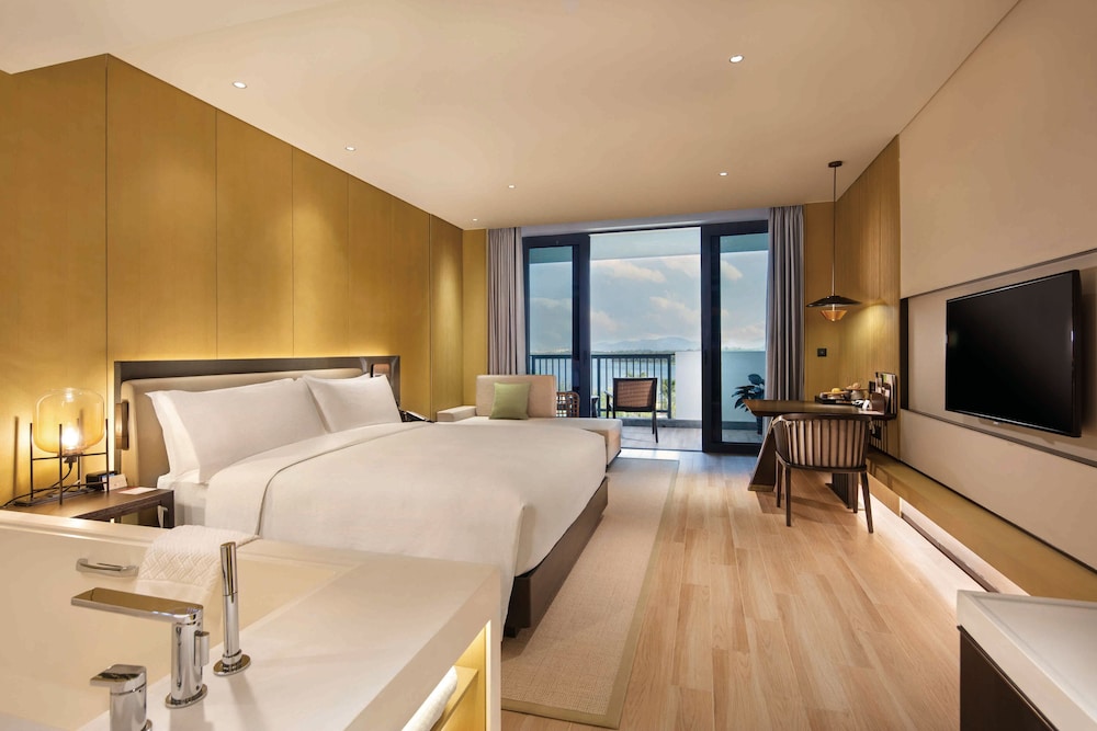 Premium Room, 1 King Bed, Lake View