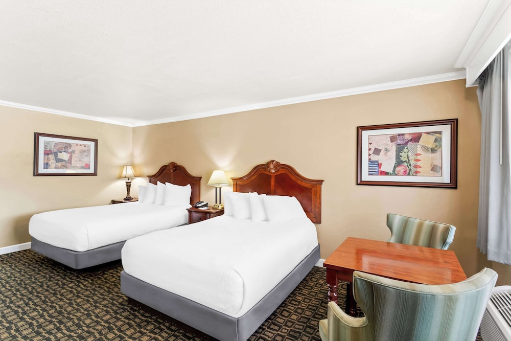 Standard Room, 2 Queen Beds, Non Smoking, Refrigerator & Microwave photo 2