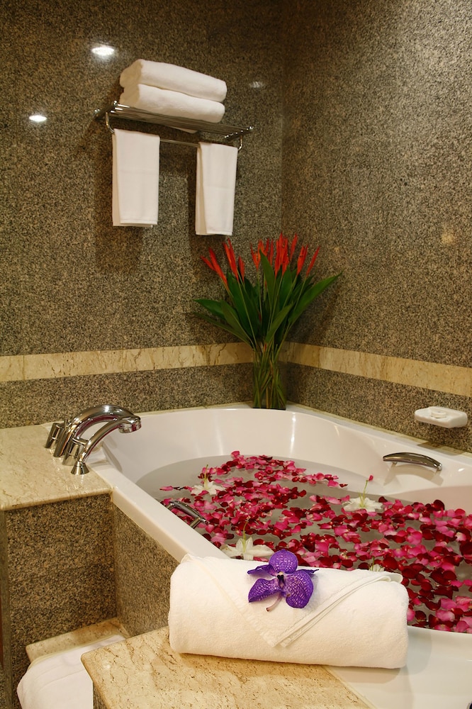 One-Bedroom Suite - Photo 2
