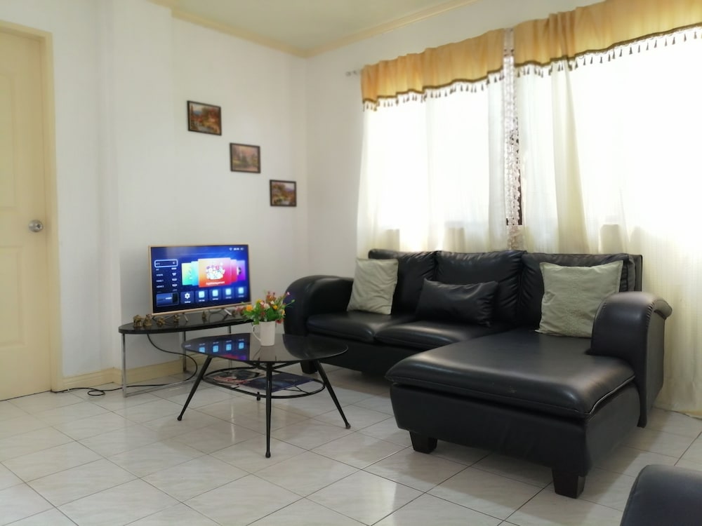 City Apartment, 2 Bedrooms photo 3