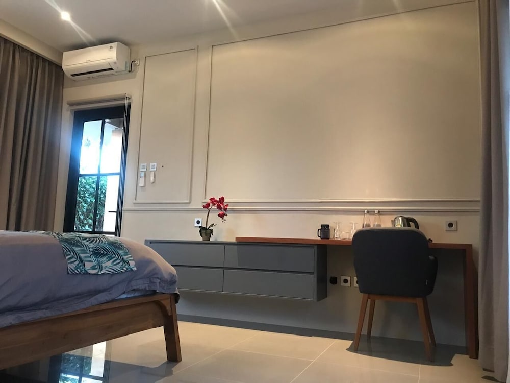 Superior Room, 1 King Bed, Non Smoking, Garden View photo 3