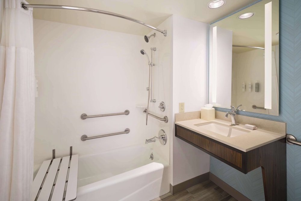 One King Bed, Accessible - Photo 4