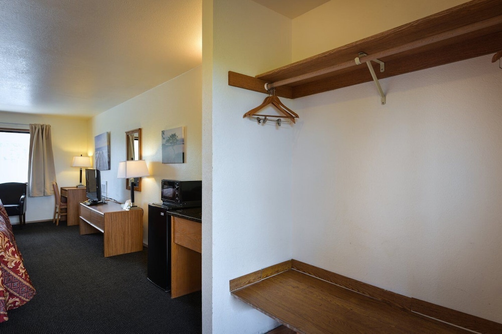 Family Single Room, 2 Queen Beds photo 2