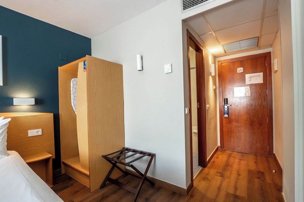 Room - Photo 10