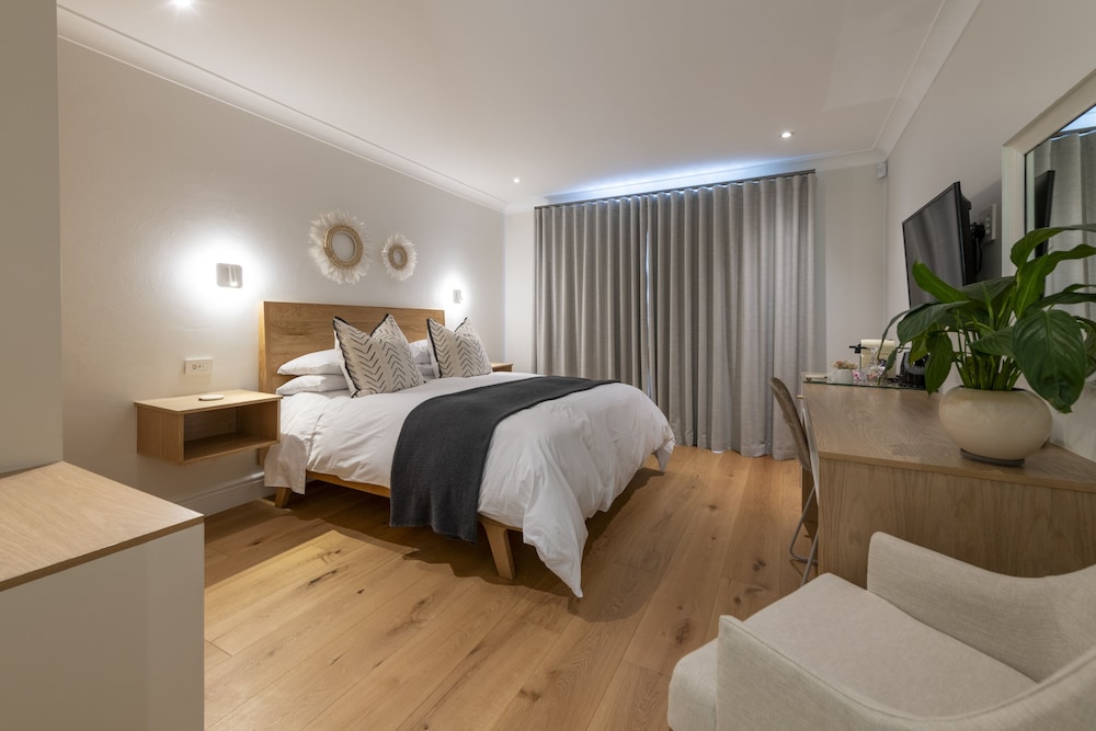 Superior Room, 1 Queen Bed, Lagoon View photo 2