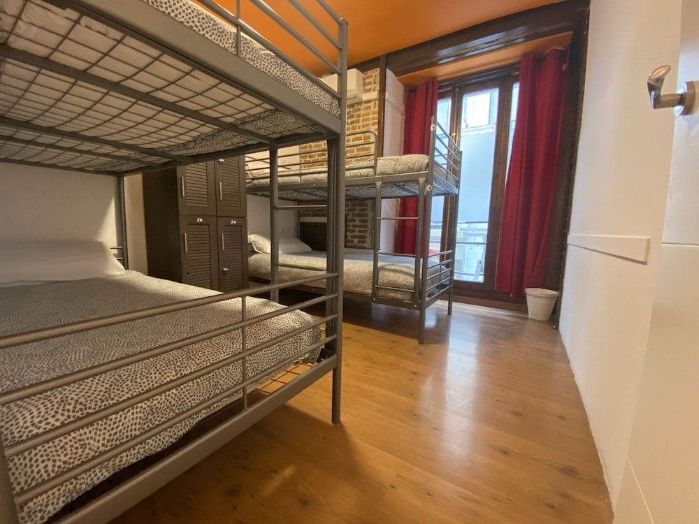 Dormitorio Compartido Básico, Solo Mujeres