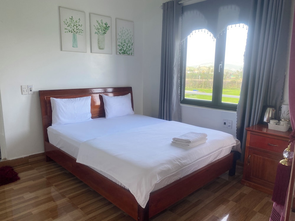 Panoramic Double Room, 1 King Bed, Non Smoking, Mountain View photo 3