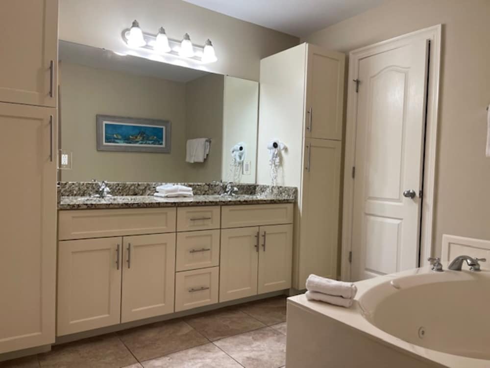 Comfort Condo, 3 Bedrooms, Pool Access, Beach View photo 2