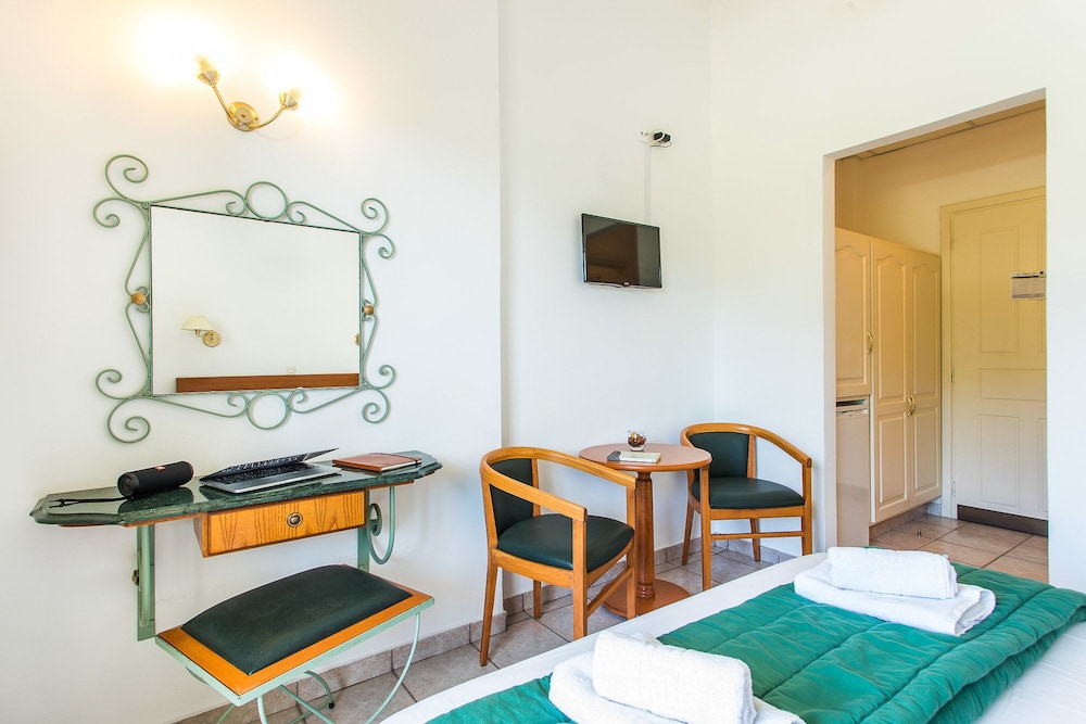Economy Double or Twin Room (PROMO ECO ROOM) photo 3