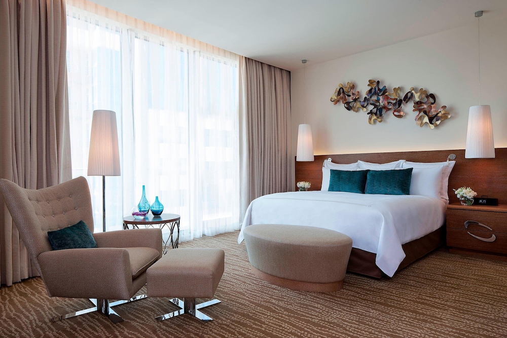 Executive Room, 1 King Bed, City View (Corner) - Photo 1