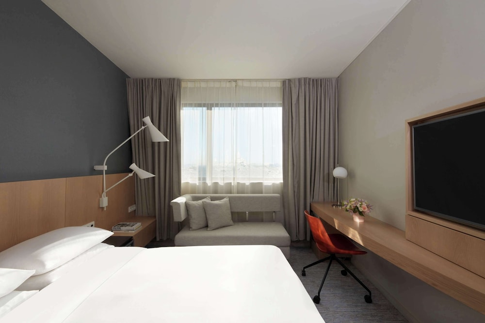 Regency Executive Suite - Photo 3