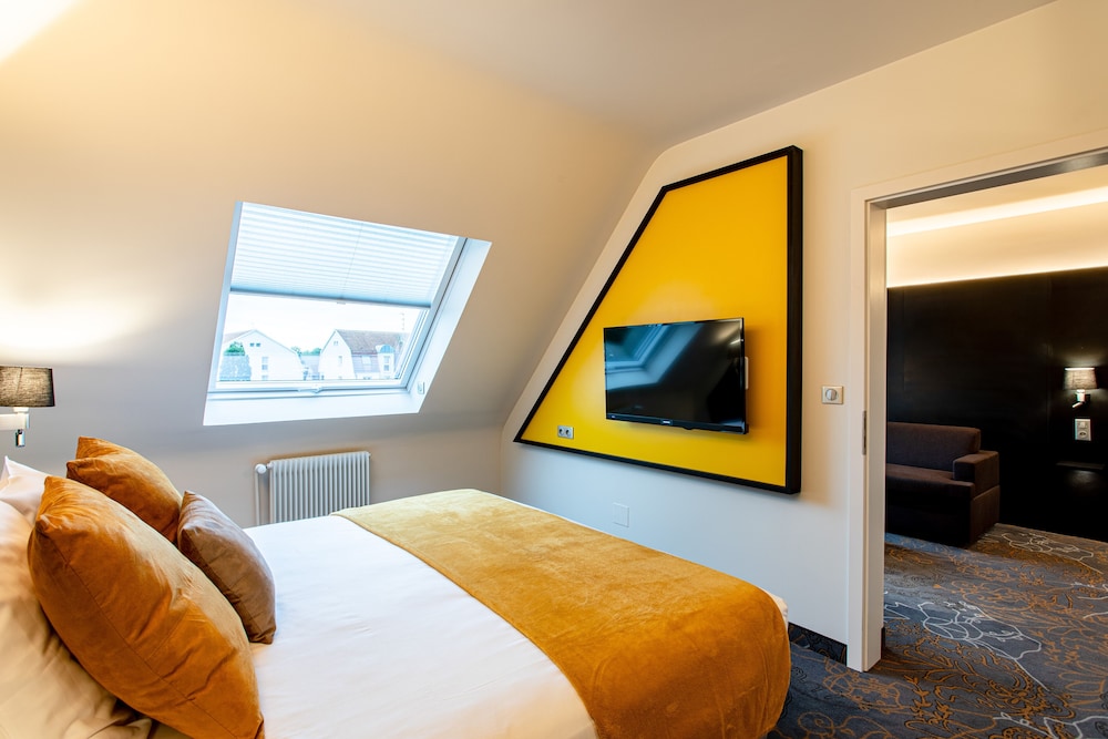 Junior Suite, 1 Queen Bed with Sofa bed, Non Smoking, Pool Access photo 2