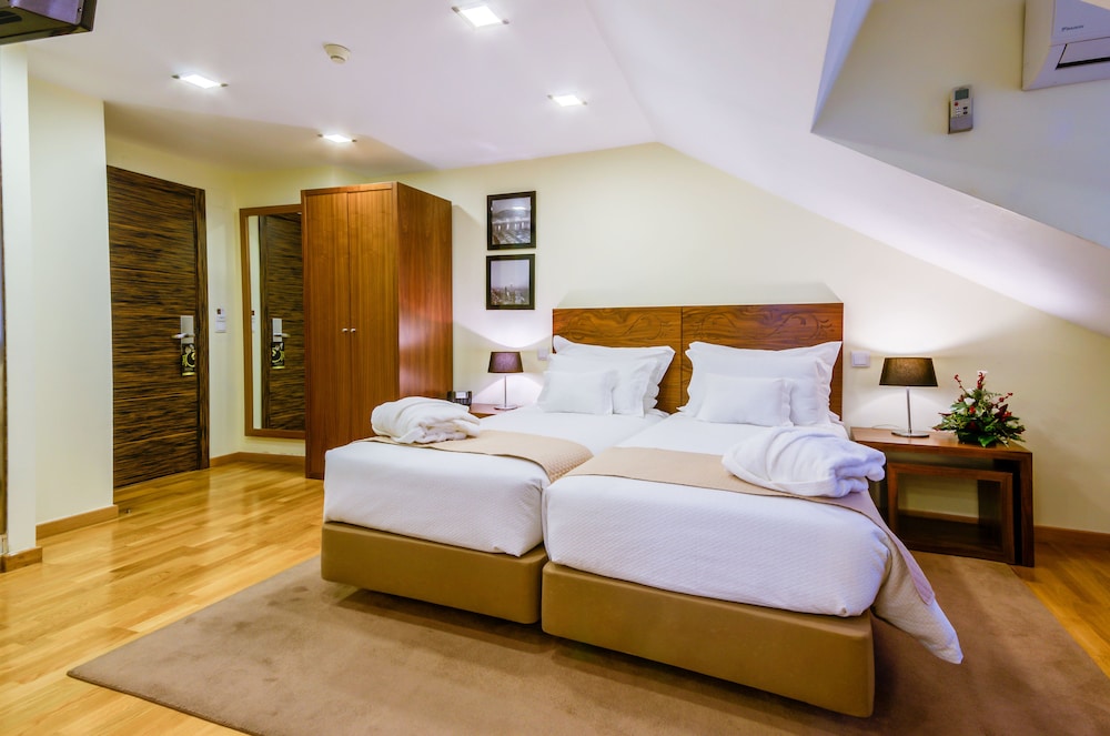 Standard Triple Room (Chiado View)