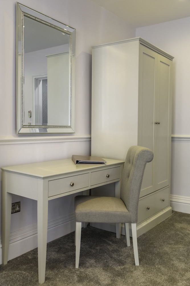 Superior Suite, 1 King Bed with Sofa bed, Jetted Tub - Photo 7