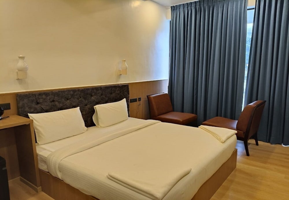 Classic Double Room, 1 King Bed, Balcony, Mountain View