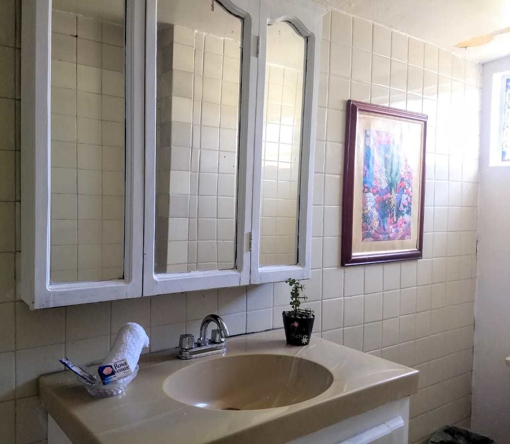 Business House, Multiple Beds, Ensuite, Courtyard View photo 2