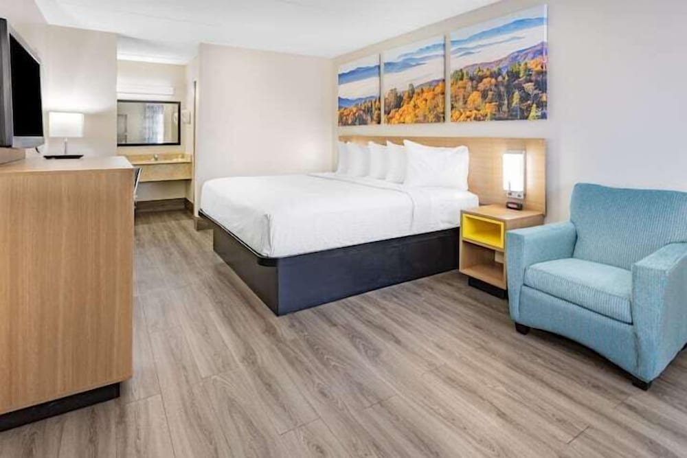 Standard Room, 1 King Bed, Non Smoking (Ground Floor) - Photo 2