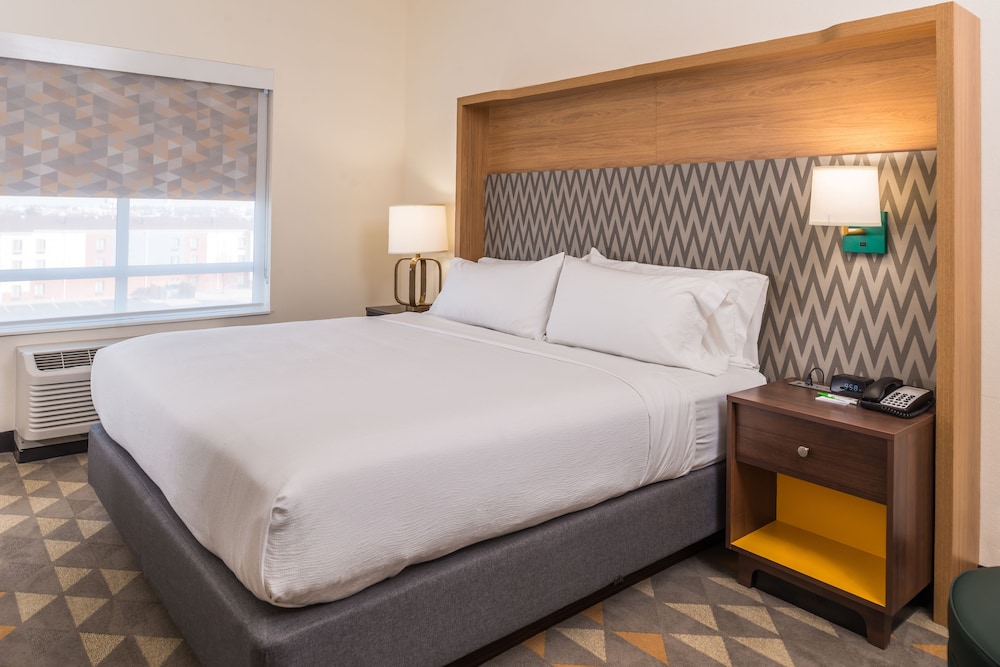 Premium Room, 1 King Bed, Accessible (Communications, Accessible Tub)