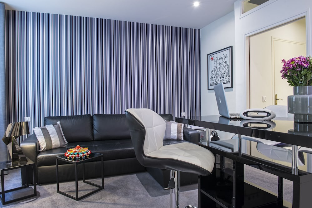 Deluxe Suite, Jetted Tub thumbnail 5