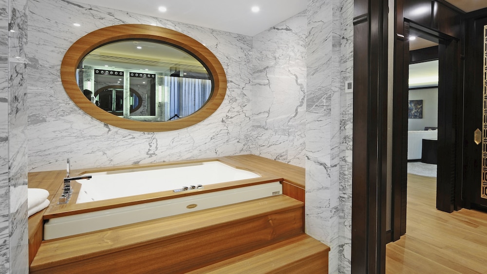 Suite, 1 King Bed, Smoking, Club Lounge Access (High Floor) - Photo 3