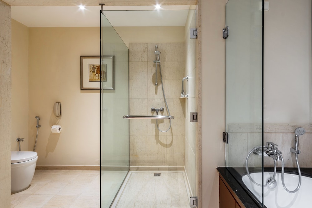 Room, 1 King Bed, Pool View (Club Access) thumbnail 6