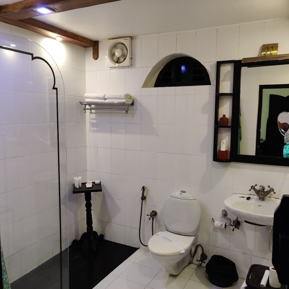 Elegant Room - Photo 12