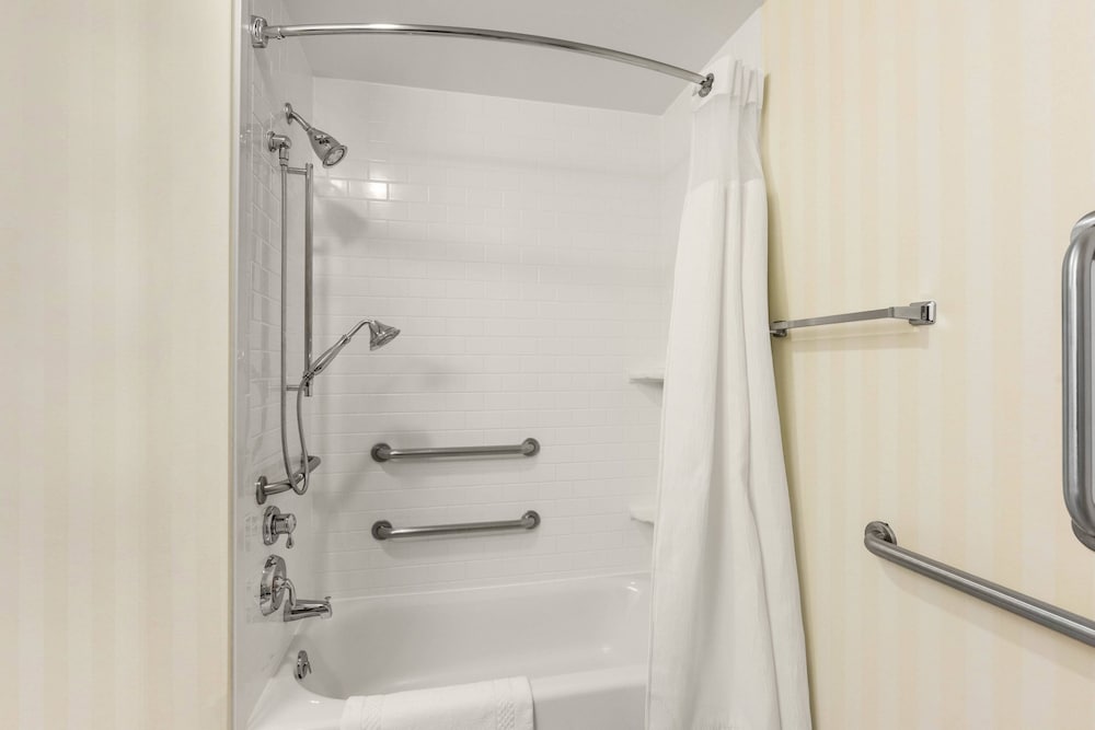 Room, 2 Queen Beds (Mobility/Hearing Access, Roll-In Shwr) - Photo 6