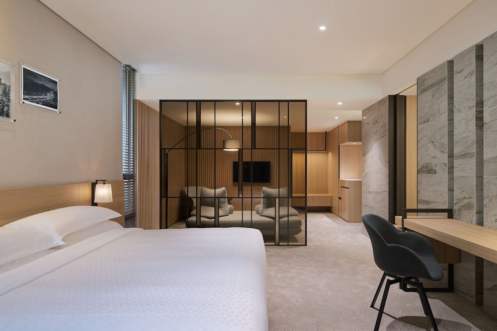 Studio Suite, 1 King Bed, Corner photo 1