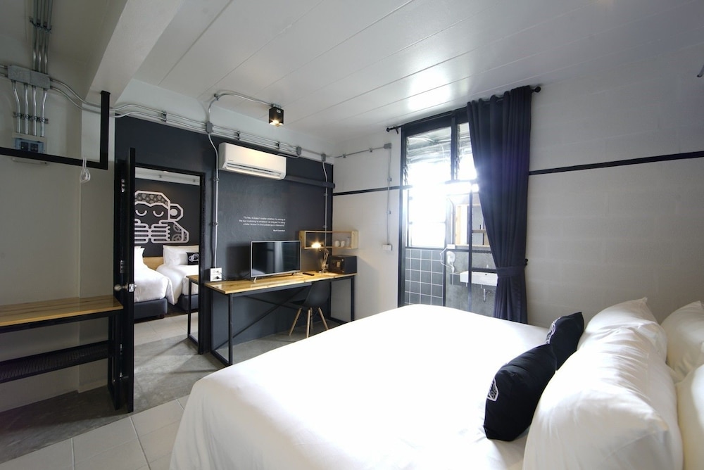 Family Room, Private Bathroom - Photo 1