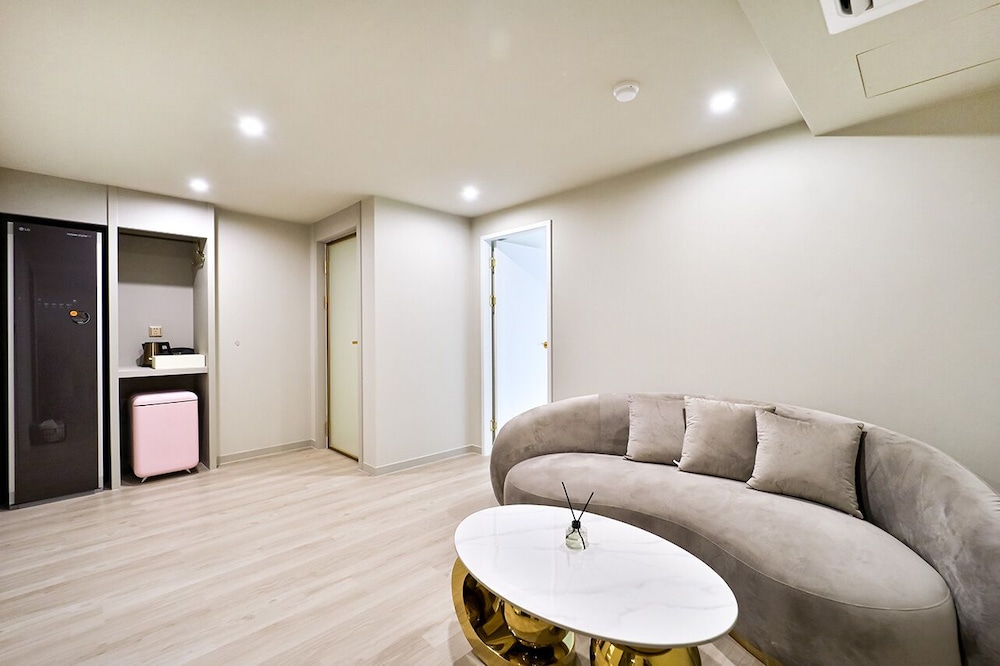 Suite - Photo 2