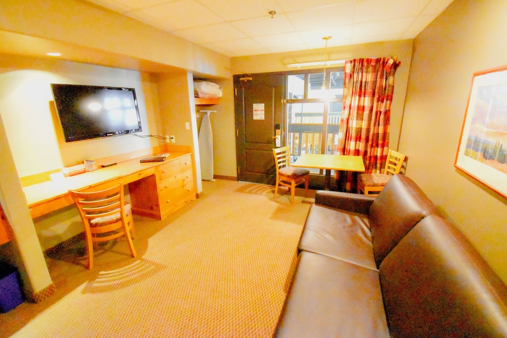 Queen & Sofa Suite photo 3