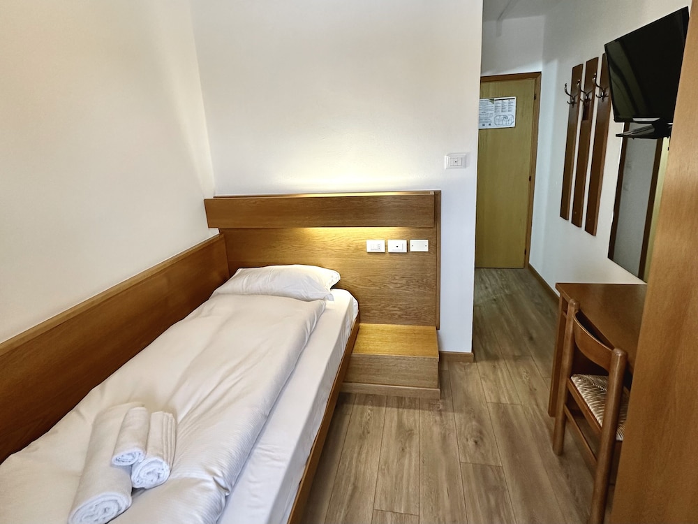 Single Room, Mountain View