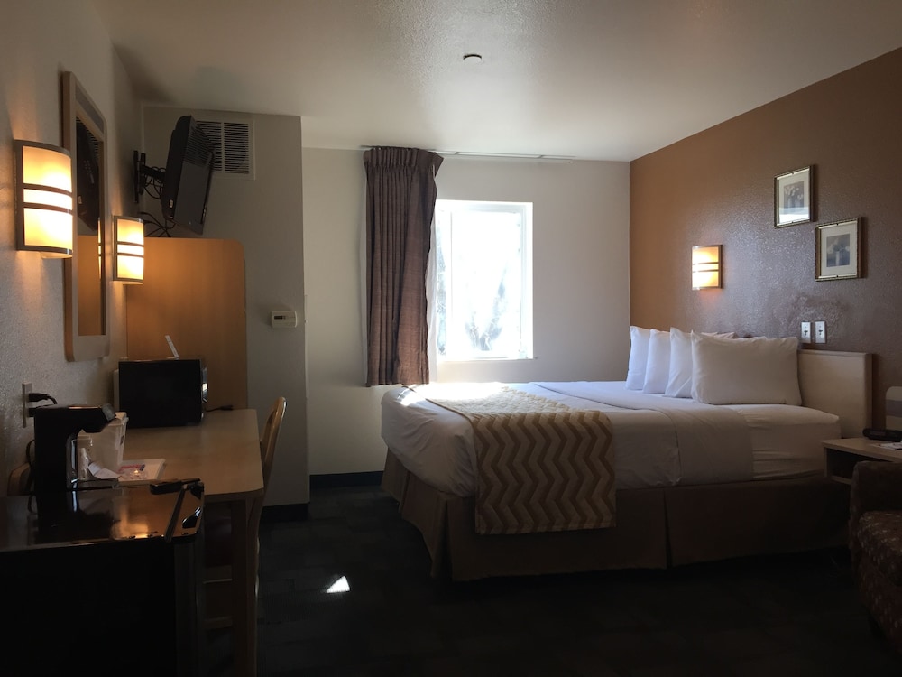 Standard Room, 1 King Bed, Non Smoking - Photo 2