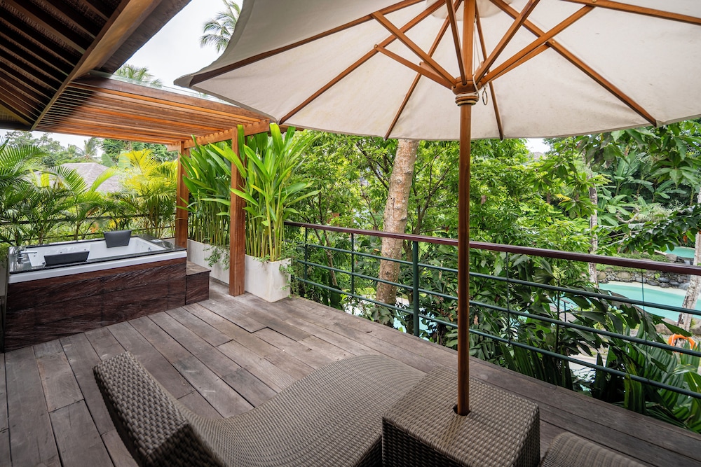 Deluxe Suite with Hot Tub and Free Scheduled Activities - Photo 17