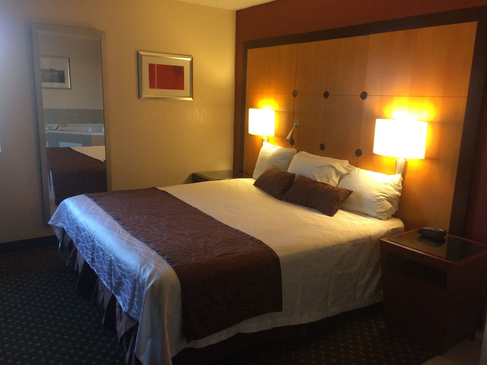 Room, 1 King Bed, Non Smoking - Photo 6