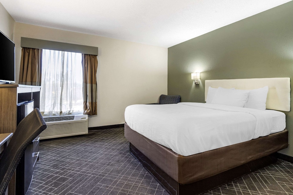 Standard Room, 1 Queen Bed, Non Smoking - Photo 1