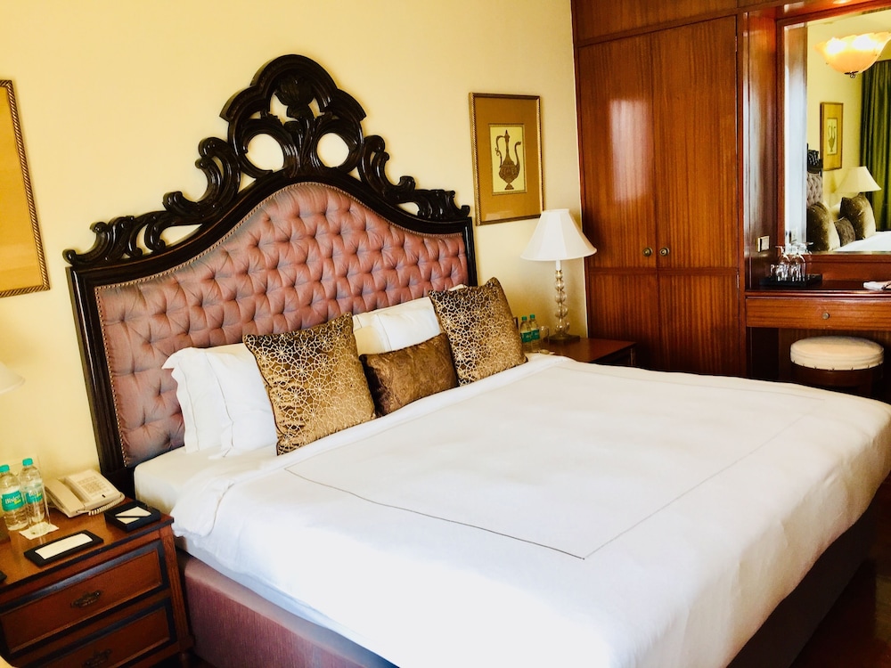Deluxe Room, 1 King Bed - Photo 2