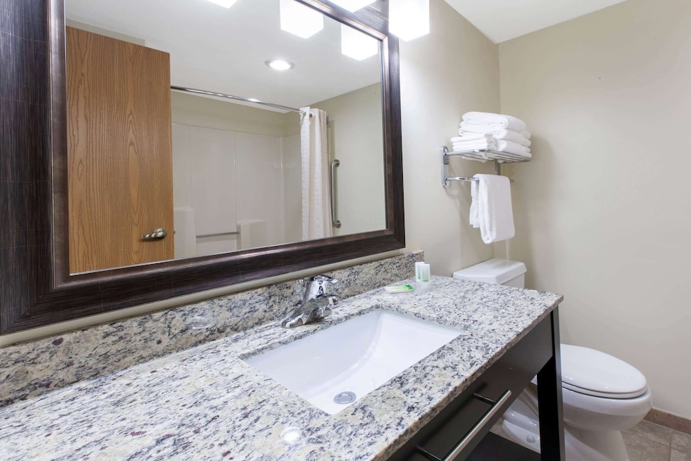 Room, 2 Queen Beds, Non Smoking, Lake View - Photo 9