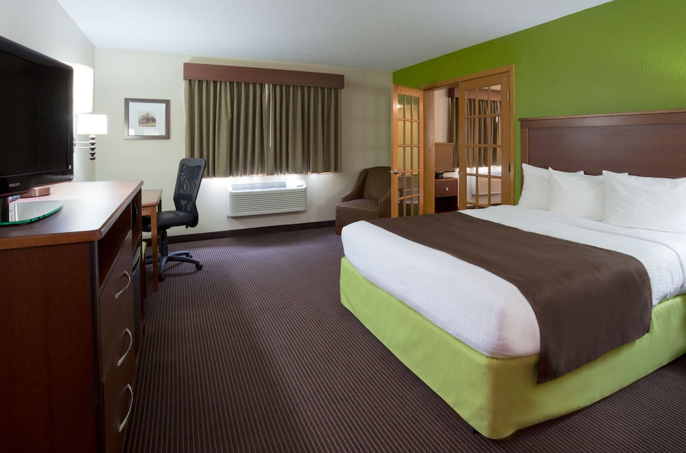 Deluxe Suite, 1 Queen Bed, Non Smoking photo 2