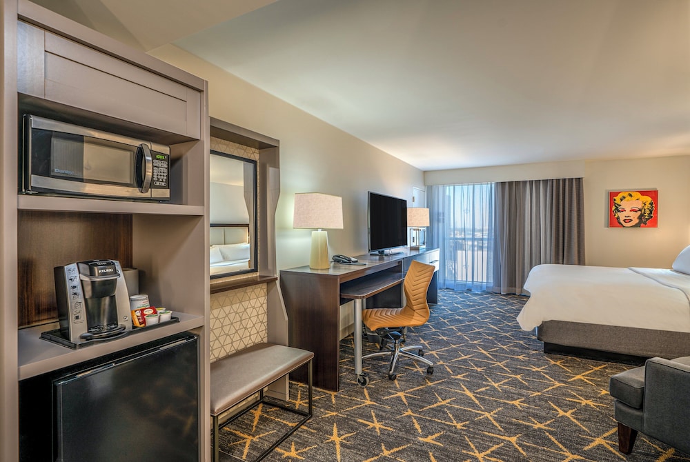 Standard Room, 1 King Bed, Mobility Accessible (Communications) - Photo 4