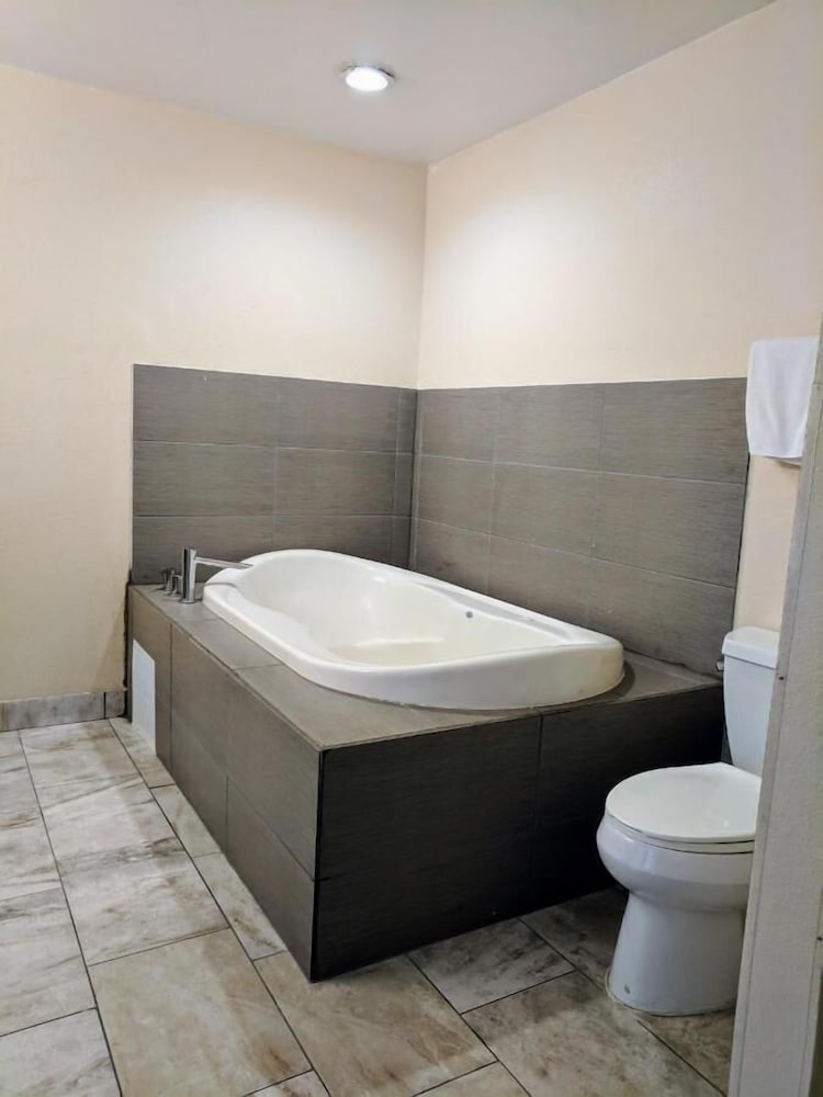 Studio Suite, 1 King Bed, Non Smoking - Photo 5