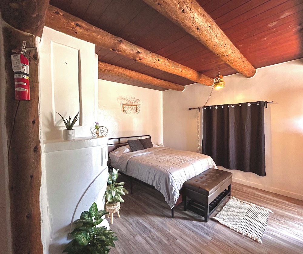 Basic Room, 1 Queen Bed photo 1