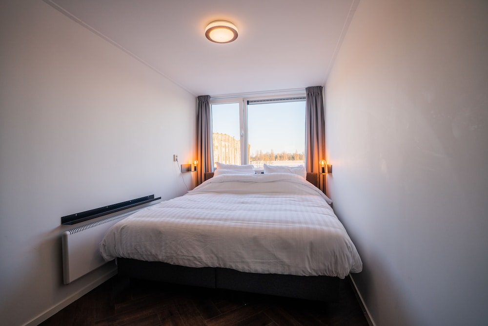 Deluxe Room, 1 King Bed photo 1