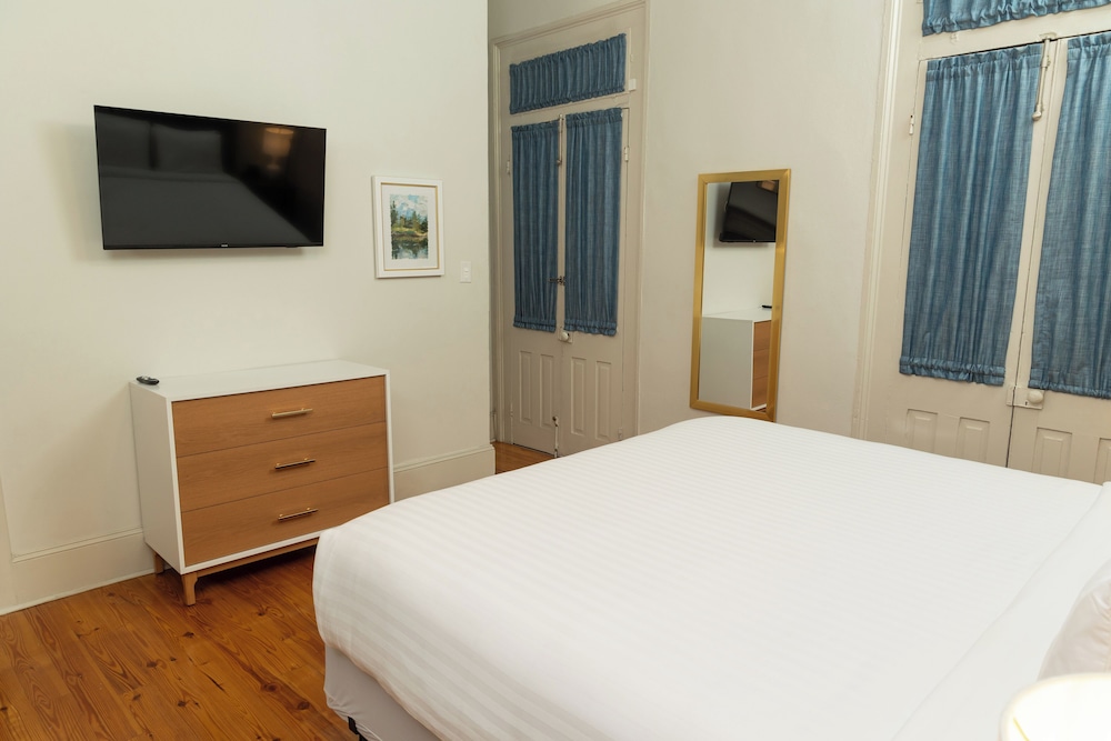 Deluxe Room, 1 King Bed - Photo 3