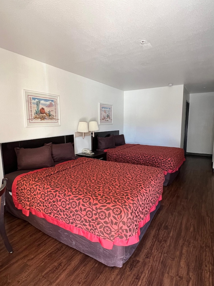 Basic Double Room, 2 Queen Beds photo 2